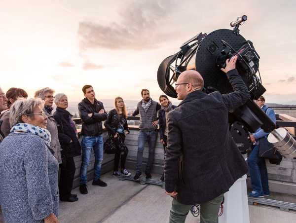 Discovering the campus: public guided tours (Photograph: Michel Jaussi)